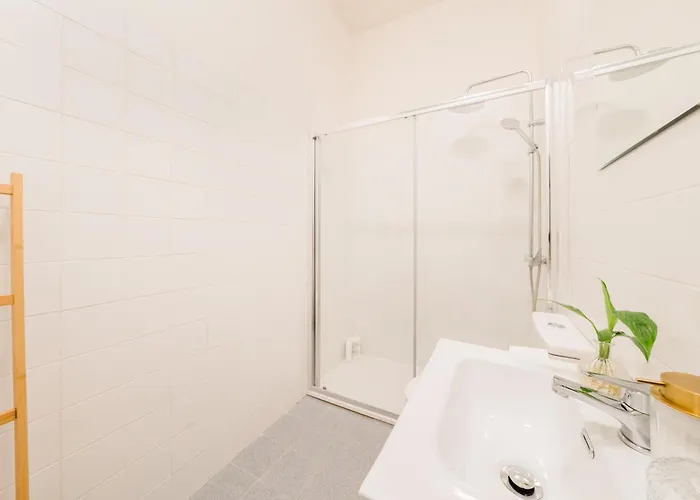 Stylish 5br In * ליסבון