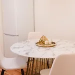 Stylish 5br In Apartment